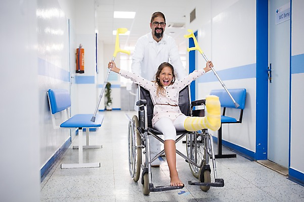 포토 JPG 전신 서양인 외국인 여자 남자 어린이 의학 실내 병원 서기 웃음 앉기 성인 두명 앞모습 30대 환자 의사 휠체어 목발 깁스 정형외과 국내포토 뷰포인트 의료기기 모션 표정 사람 인종 내부 장년 의료진 의료용품 파일형식