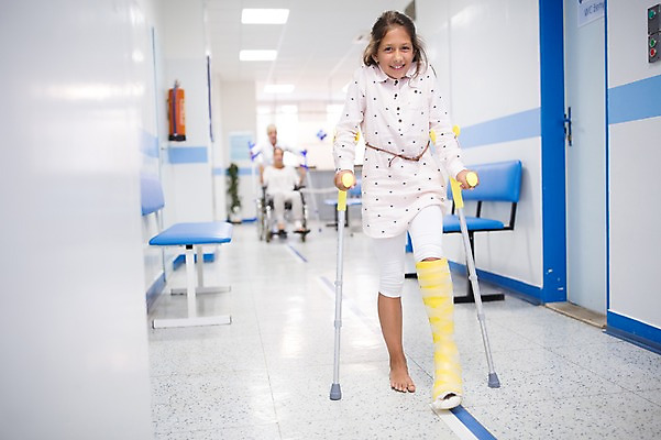 포토 JPG 전신 서양인 외국인 여자 어린이 의학 실내 병원 서기 웃음 앉기 성인 앞모습 세명 환자 의사 휠체어 목발 깁스 정형외과 국내포토 뷰포인트 의료기기 모션 표정 사람 인종 내부 의료진 의료용품 파일형식