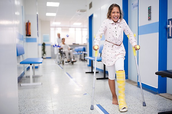 포토 JPG 전신 서양인 외국인 여자 어린이 의학 실내 병원 서기 웃음 앉기 성인 앞모습 아웃포커스 세명 환자 의사 휠체어 목발 깁스 정형외과 국내포토 뷰포인트 의료기기 모션 촬영기법 표정 사람 인종 내부 의료진 의료용품 파일형식