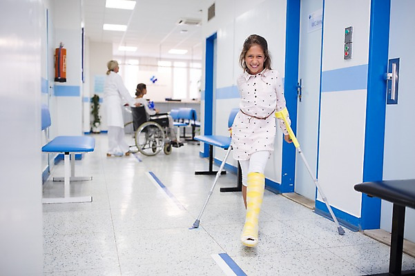 포토 JPG 전신 서양인 외국인 여자 어린이 의학 실내 병원 서기 웃음 앉기 성인 앞모습 세명 환자 의사 휠체어 목발 깁스 정형외과 국내포토 뷰포인트 의료기기 모션 표정 사람 인종 내부 의료진 의료용품 파일형식