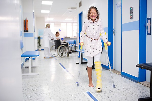 포토 JPG 전신 서양인 외국인 여자 어린이 의학 실내 병원 서기 웃음 앉기 성인 앞모습 세명 환자 의사 휠체어 목발 깁스 정형외과 국내포토 뷰포인트 의료기기 모션 표정 사람 인종 내부 의료진 의료용품 파일형식