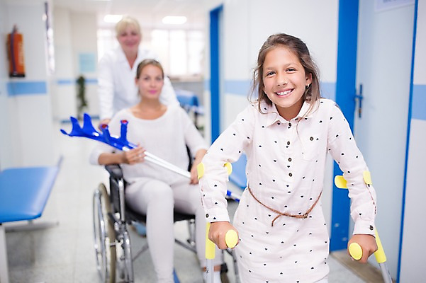 포토 JPG 전신 서양인 외국인 여자 어린이 중년 50대 의학 실내 병원 서기 웃음 앉기 상반신 20대 성인 앞모습 세명 환자 의사 휠체어 목발 정형외과 국내포토 뷰포인트 의료기기 모션 표정 사람 인종 청년 내부 의료진 파일형식