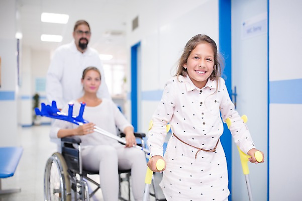 포토 JPG 전신 서양인 외국인 여자 남자 어린이 의학 실내 병원 서기 웃음 앉기 상반신 20대 성인 앞모습 아웃포커스 세명 30대 환자 의사 휠체어 목발 정형외과 국내포토 뷰포인트 의료기기 모션 촬영기법 표정 사람 인종 청년 내부 장년 의료진 파일형식