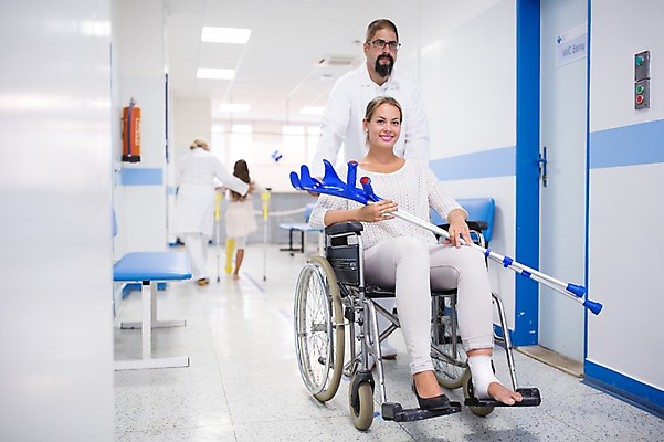 포토 JPG 전신 서양인 외국인 여자 남자 어린이 의학 실내 병원 웃음 앉기 여러명 20대 성인 앞모습 30대 환자 의사 휠체어 목발 정형외과 국내포토 뷰포인트 다수 의료기기 모션 표정 사람 인종 청년 내부 장년 의료진 파일형식