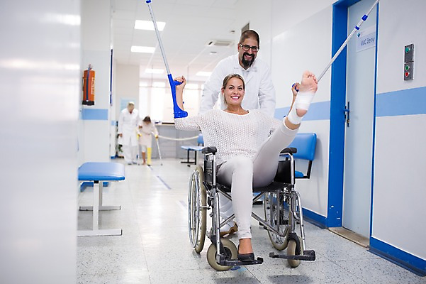 포토 JPG 전신 서양인 외국인 여자 남자 의학 실내 병원 웃음 앉기 여러명 20대 성인 앞모습 30대 환자 의사 휠체어 목발 정형외과 국내포토 뷰포인트 다수 의료기기 모션 표정 사람 인종 청년 내부 장년 의료진 파일형식