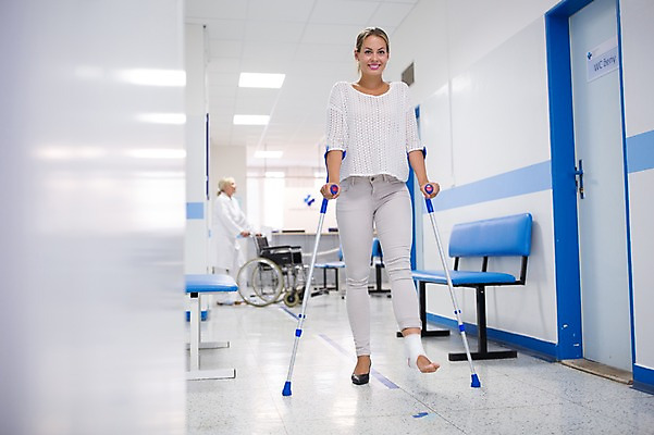 포토 JPG 전신 서양인 외국인 여자 남자 의자 의학 실내 병원 웃음 20대 성인 두명 앞모습 걷기 환자 휠체어 목발 깁스 정형외과 성인만 국내포토 뷰포인트 가구 의료기기 모션 표정 사람 인종 청년 내부 의료용품 파일형식