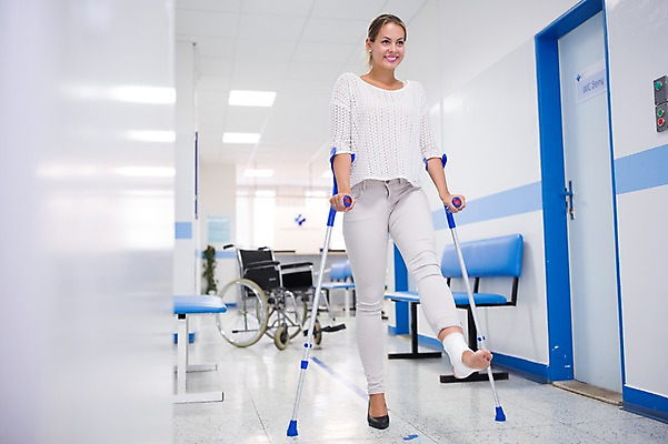 포토 JPG 전신 서양인 외국인 여자 의자 의학 실내 병원 한명 웃음 20대 성인 앞모습 걷기 환자 휠체어 목발 깁스 정형외과 성인여자한명만 국내포토 1 뷰포인트 가구 의료기기 모션 표정 사람 인종 청년 내부 의료용품 여자한명만 성인여자만 파일형식