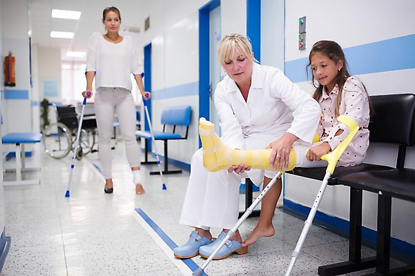 포토 JPG 전신 서양인 외국인 여자 어린이 중년 50대 의자 의학 실내 병원 서기 앉기 20대 성인 앞모습 아웃포커스 세명 환자 의사 목발 깁스 정형외과 국내포토 뷰포인트 가구 의료기기 모션 촬영기법 사람 인종 청년 내부 의료진 의료용품 파일형식