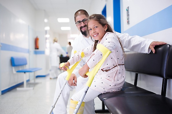 포토 JPG 서양인 외국인 여자 남자 어린이 의자 의학 실내 병원 웃음 앉기 여러명 상반신 성인 앞모습 옆모습 아웃포커스 30대 환자 의사 목발 깁스 정형외과 국내포토 뷰포인트 가구 다수 의료기기 모션 촬영기법 표정 사람 인종 내부 장년 의료진 의료용품 파일형식