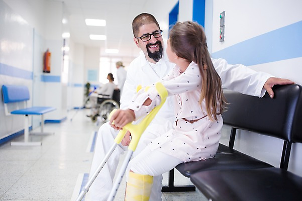 포토 JPG 서양인 외국인 여자 남자 어린이 의자 의학 실내 병원 웃음 앉기 여러명 상반신 성인 앞모습 옆모습 아웃포커스 30대 마주보기 환자 의사 휠체어 목발 깁스 정형외과 국내포토 뷰포인트 가구 다수 의료기기 모션 촬영기법 표정 사람 인종 내부 장년 의료진 의료용품 파일형식