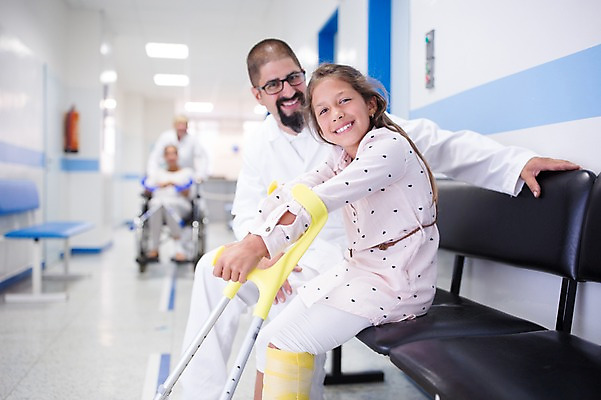 포토 JPG 서양인 외국인 여자 남자 어린이 의자 의학 실내 병원 웃음 앉기 여러명 상반신 성인 앞모습 옆모습 아웃포커스 30대 환자 의사 휠체어 목발 깁스 정형외과 국내포토 뷰포인트 가구 다수 의료기기 모션 촬영기법 표정 사람 인종 내부 장년 의료진 의료용품 파일형식