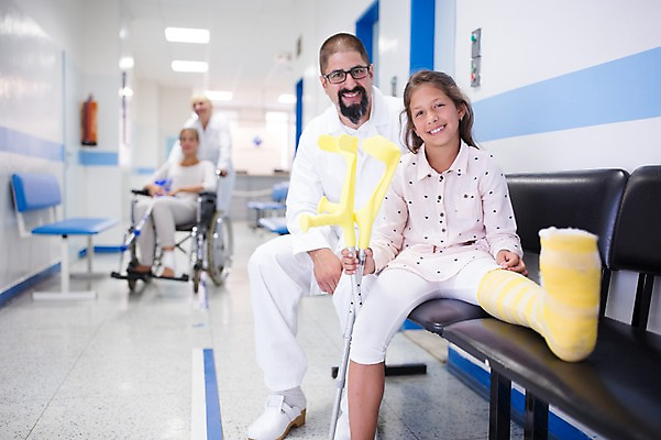 포토 JPG 전신 서양인 외국인 여자 남자 어린이 의자 의학 실내 병원 앉기 여러명 성인 앞모습 아웃포커스 30대 환자 의사 휠체어 목발 깁스 정형외과 국내포토 뷰포인트 가구 다수 의료기기 모션 촬영기법 사람 인종 내부 장년 의료진 의료용품 파일형식