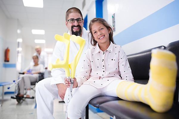 포토 JPG 전신 서양인 외국인 여자 남자 어린이 의자 의학 실내 병원 웃음 앉기 여러명 상반신 성인 앞모습 아웃포커스 30대 환자 의사 휠체어 목발 깁스 정형외과 국내포토 뷰포인트 가구 다수 의료기기 모션 촬영기법 표정 사람 인종 내부 장년 의료진 의료용품 파일형식