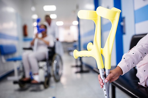 포토 JPG 전신 서양인 외국인 여자 남자 의학 실내 병원 성인 아웃포커스 세명 환자 의사 휠체어 목발 정형외과 국내포토 의료기기 촬영기법 사람 인종 내부 의료진 파일형식