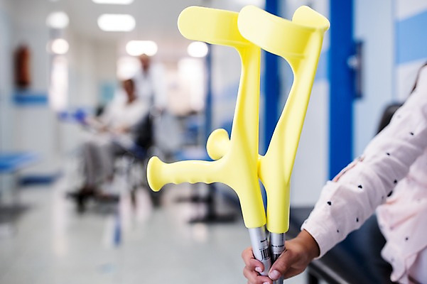 포토 JPG 서양인 외국인 여자 남자 의학 실내 병원 성인 아웃포커스 환자 휠체어 목발 정형외과 국내포토 의료기기 촬영기법 사람 인종 내부 파일형식