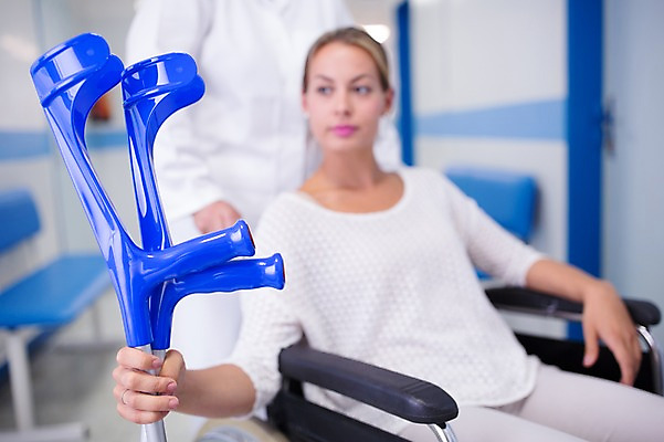 포토 JPG 서양인 외국인 여자 남자 의학 실내 병원 앉기 상반신 20대 성인 두명 앞모습 아웃포커스 환자 의사 휠체어 목발 정형외과 국내포토 뷰포인트 의료기기 모션 촬영기법 사람 인종 청년 내부 의료진 파일형식