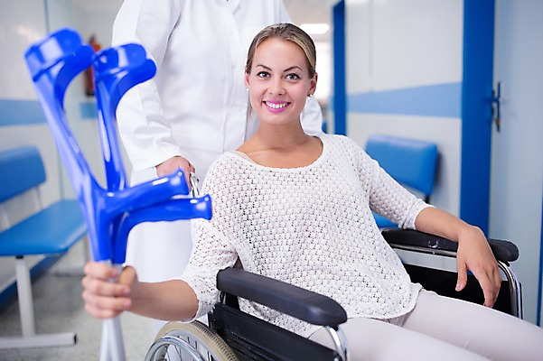 포토 JPG 서양인 외국인 여자 남자 의학 실내 병원 웃음 앉기 상반신 20대 성인 두명 앞모습 아웃포커스 환자 의사 휠체어 목발 정형외과 국내포토 뷰포인트 의료기기 모션 촬영기법 표정 사람 인종 청년 내부 의료진 파일형식