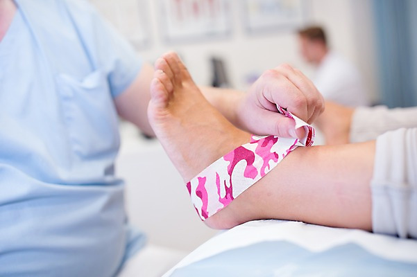 포토 JPG 서양인 외국인 여자 남자 의학 발 실내 병원 20대 성인 아웃포커스 세명 환자 의사 물리치료 정형외과 테이핑 국내포토 촬영기법 사람 인종 청년 내부 신체부위 치료 의료진 파일형식