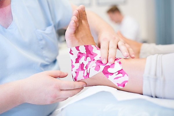 포토 JPG 서양인 외국인 여자 남자 의학 발 실내 병원 20대 성인 아웃포커스 세명 환자 의사 물리치료 정형외과 테이핑 국내포토 촬영기법 사람 인종 청년 내부 신체부위 치료 의료진 파일형식