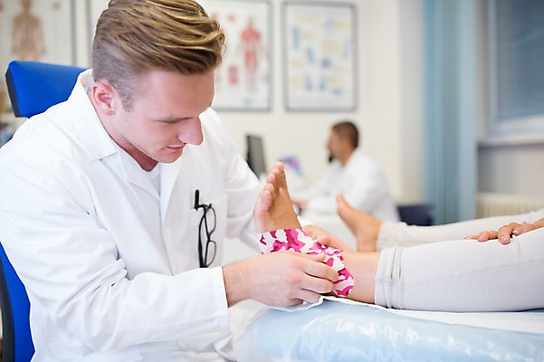 포토 JPG 서양인 외국인 여자 남자 의학 발 실내 병원 상반신 20대 성인 옆모습 아웃포커스 세명 환자 의사 물리치료 정형외과 테이핑 국내포토 뷰포인트 촬영기법 사람 인종 청년 내부 신체부위 치료 의료진 파일형식