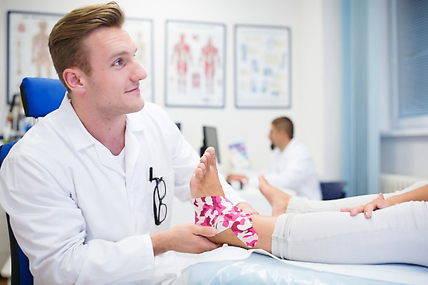 포토 JPG 서양인 외국인 여자 남자 의학 발 실내 병원 상반신 20대 성인 옆모습 아웃포커스 세명 환자 의사 물리치료 정형외과 테이핑 국내포토 뷰포인트 촬영기법 사람 인종 청년 내부 신체부위 치료 의료진 파일형식