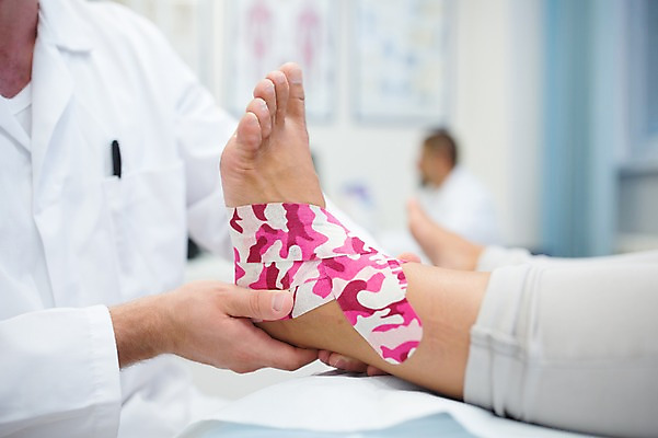 포토 JPG 서양인 외국인 여자 남자 의학 발 실내 병원 상반신 20대 성인 옆모습 아웃포커스 세명 환자 의사 물리치료 정형외과 테이핑 국내포토 뷰포인트 촬영기법 사람 인종 청년 내부 신체부위 치료 의료진 파일형식