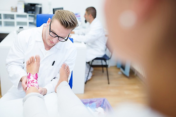 포토 JPG 서양인 외국인 여자 남자 의학 발 실내 병원 상반신 20대 성인 앞모습 아웃포커스 세명 환자 의사 물리치료 정형외과 테이핑 국내포토 뷰포인트 촬영기법 사람 인종 청년 내부 신체부위 치료 의료진 파일형식