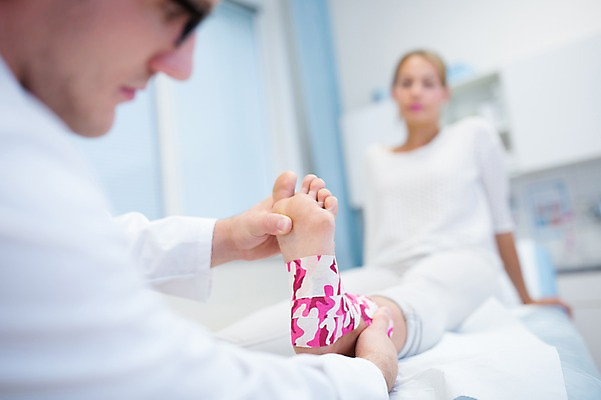 포토 JPG 전신 서양인 외국인 여자 남자 의학 발 실내 병원 상반신 20대 성인 두명 앞모습 옆모습 아웃포커스 환자 의사 물리치료 정형외과 테이핑 국내포토 뷰포인트 촬영기법 사람 인종 청년 내부 신체부위 치료 의료진 파일형식