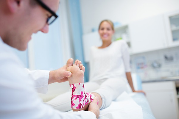 포토 JPG 전신 서양인 외국인 여자 남자 의학 발 실내 병원 상반신 20대 성인 두명 앞모습 옆모습 아웃포커스 환자 의사 물리치료 정형외과 테이핑 국내포토 뷰포인트 촬영기법 사람 인종 청년 내부 신체부위 치료 의료진 파일형식