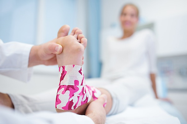 포토 JPG 전신 서양인 외국인 여자 남자 의학 발 실내 병원 20대 성인 두명 앞모습 아웃포커스 신체부위 환자 의사 물리치료 정형외과 테이핑 국내포토 뷰포인트 촬영기법 사람 인종 청년 내부 치료 의료진 파일형식