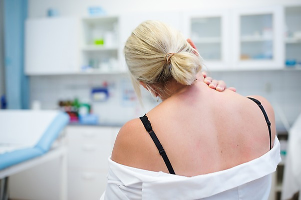 포토 JPG 서양인 외국인 여자 의학 실내 병원 한명 상반신 20대 성인 뒷모습 아웃포커스 환자 물리치료 정형외과 국내포토 1 뷰포인트 촬영기법 사람 인종 청년 내부 치료 파일형식