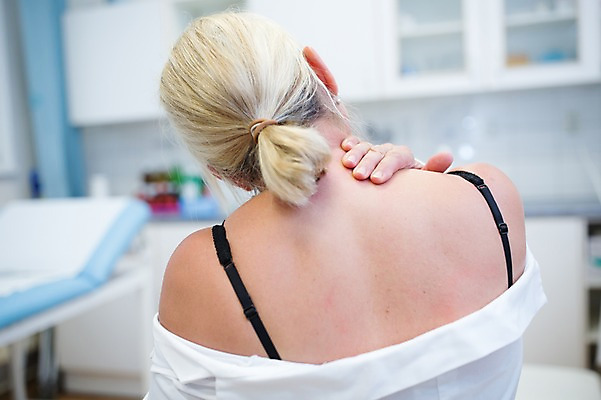 포토 JPG 서양인 외국인 여자 의학 실내 병원 한명 상반신 20대 성인 뒷모습 아웃포커스 환자 물리치료 정형외과 국내포토 1 뷰포인트 촬영기법 사람 인종 청년 내부 치료 파일형식