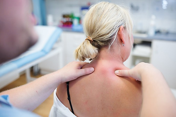 포토 JPG 서양인 외국인 여자 남자 의학 실내 병원 상반신 20대 성인 두명 뒷모습 아웃포커스 환자 의사 물리치료 정형외과 국내포토 뷰포인트 촬영기법 사람 인종 청년 내부 치료 의료진 파일형식