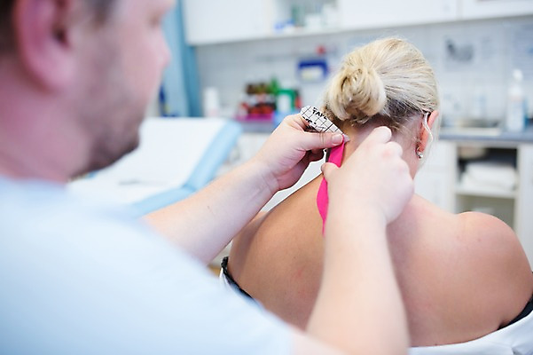 포토 JPG 서양인 외국인 여자 남자 의학 실내 병원 상반신 20대 성인 두명 뒷모습 아웃포커스 환자 의사 물리치료 정형외과 테이핑 국내포토 뷰포인트 촬영기법 사람 인종 청년 내부 치료 의료진 파일형식