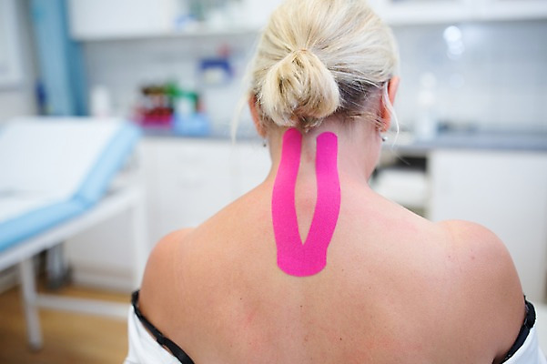 포토 JPG 서양인 외국인 여자 의학 실내 병원 한명 상반신 20대 성인 뒷모습 아웃포커스 환자 물리치료 정형외과 테이핑 국내포토 1 뷰포인트 촬영기법 사람 인종 청년 내부 치료 파일형식