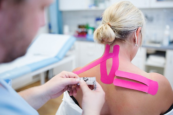 포토 JPG 서양인 외국인 여자 남자 의학 실내 병원 상반신 20대 성인 두명 뒷모습 아웃포커스 환자 의사 물리치료 정형외과 테이핑 국내포토 뷰포인트 촬영기법 사람 인종 청년 내부 치료 의료진 파일형식