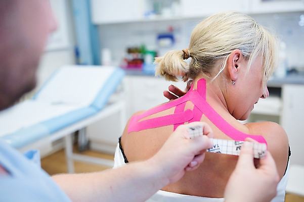 포토 JPG 서양인 외국인 여자 남자 의학 실내 병원 상반신 20대 성인 두명 뒷모습 아웃포커스 환자 의사 물리치료 정형외과 테이핑 국내포토 뷰포인트 촬영기법 사람 인종 청년 내부 치료 의료진 파일형식