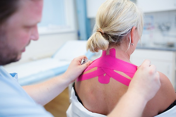 포토 JPG 서양인 외국인 여자 남자 의학 실내 병원 상반신 20대 성인 두명 뒷모습 아웃포커스 환자 의사 물리치료 정형외과 테이핑 국내포토 뷰포인트 촬영기법 사람 인종 청년 내부 치료 의료진 파일형식