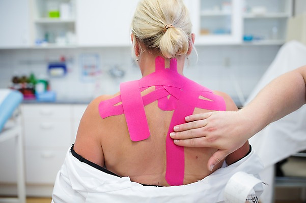 포토 JPG 서양인 외국인 여자 남자 의학 실내 병원 상반신 20대 성인 두명 뒷모습 아웃포커스 환자 의사 물리치료 정형외과 테이핑 국내포토 뷰포인트 촬영기법 사람 인종 청년 내부 치료 의료진 파일형식