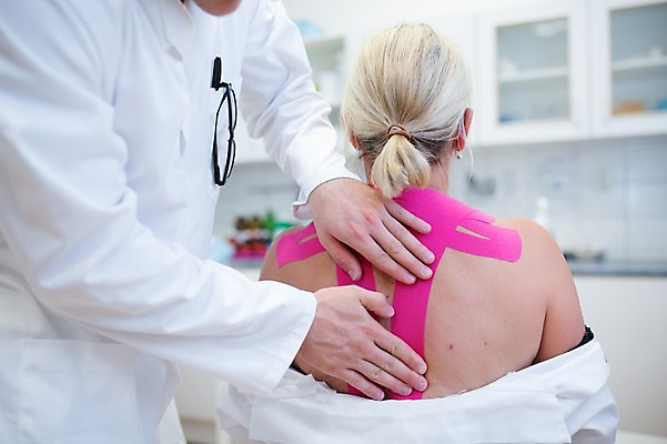 포토 JPG 서양인 외국인 여자 남자 의학 실내 병원 상반신 20대 성인 두명 뒷모습 아웃포커스 환자 의사 물리치료 정형외과 테이핑 국내포토 뷰포인트 촬영기법 사람 인종 청년 내부 치료 의료진 파일형식