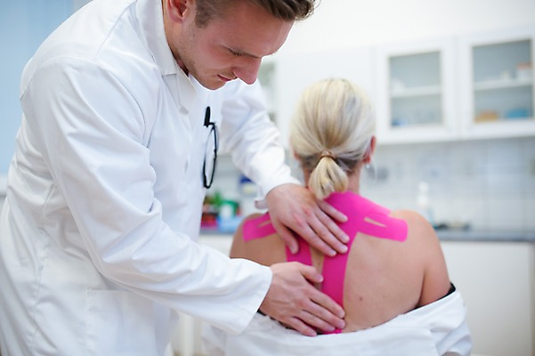 포토 JPG 서양인 외국인 여자 남자 의학 실내 병원 상반신 20대 성인 두명 뒷모습 아웃포커스 환자 의사 물리치료 정형외과 테이핑 국내포토 뷰포인트 촬영기법 사람 인종 청년 내부 치료 의료진 파일형식