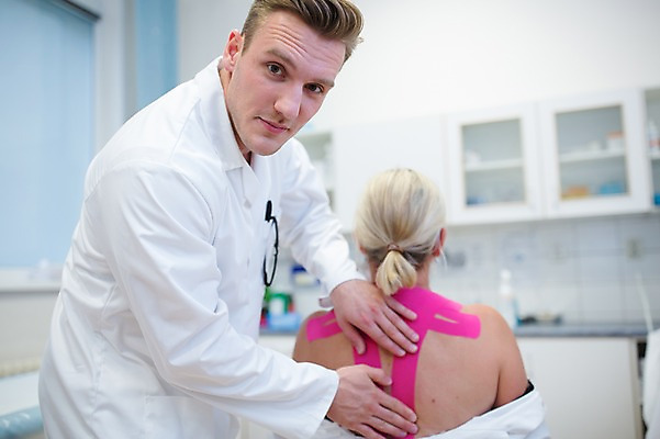 포토 JPG 서양인 외국인 여자 남자 의학 실내 병원 상반신 20대 성인 두명 뒷모습 아웃포커스 환자 의사 물리치료 정형외과 테이핑 국내포토 뷰포인트 촬영기법 사람 인종 청년 내부 치료 의료진 파일형식