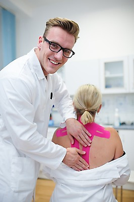 포토 JPG 서양인 외국인 여자 남자 의학 실내 병원 웃음 상반신 20대 성인 두명 뒷모습 아웃포커스 환자 의사 물리치료 정형외과 테이핑 국내포토 뷰포인트 촬영기법 표정 사람 인종 청년 내부 치료 의료진 파일형식