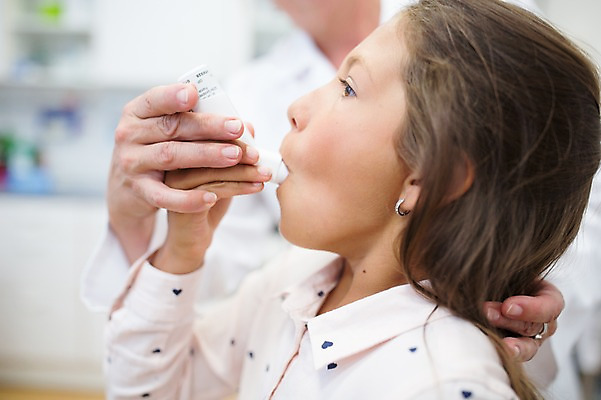 포토 JPG 서양인 외국인 여자 남자 어린이 의학 실내 병원 상반신 성인 두명 옆모습 아웃포커스 치료 환자 의사 천식 천식흡입기 국내포토 뷰포인트 촬영기법 사람 인종 내부 의료진 의학용품 질병 파일형식
