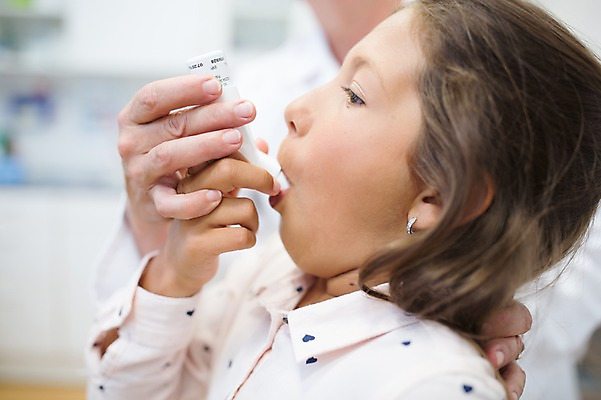 포토 JPG 서양인 외국인 여자 남자 어린이 의학 실내 병원 상반신 성인 두명 옆모습 아웃포커스 치료 환자 의사 천식 천식흡입기 국내포토 뷰포인트 촬영기법 사람 인종 내부 의료진 의학용품 질병 파일형식