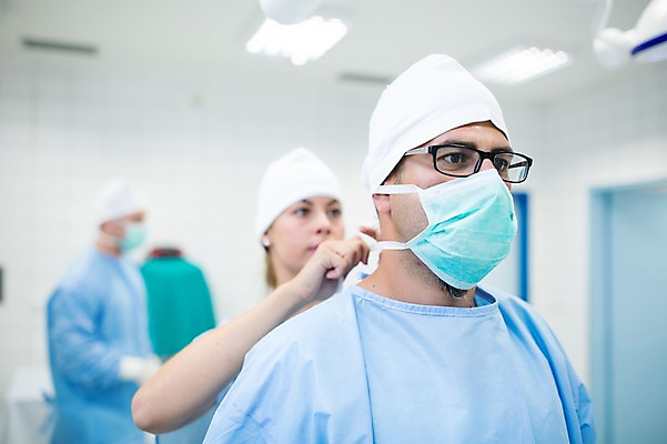 포토 JPG 서양인 외국인 여자 남자 안경 의학 실내 병원 마스크 상반신 20대 성인 앞모습 아웃포커스 세명 30대 의사 수술 수술복 수술실 국내포토 잡화 뷰포인트 촬영기법 사람 인종 청년 내부 치료 장년 의료진 가운 파일형식