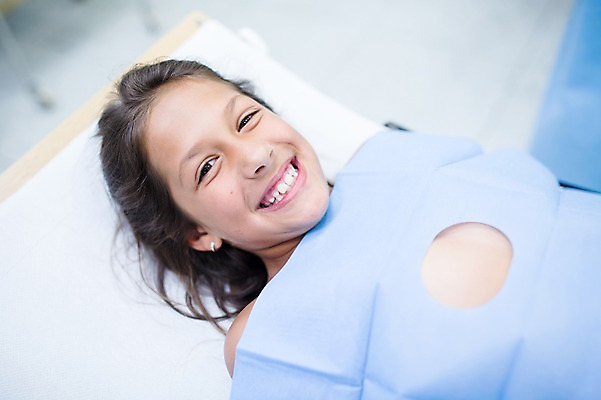 포토 JPG 서양인 외국인 여자 어린이 의학 실내 병원 한명 웃음 상반신 성인 앞모습 눕기 환자 수술 수술실 수술대 국내포토 1 뷰포인트 모션 표정 사람 인종 내부 파일형식