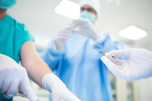 포토 JPG 서양인 외국인 손 여자 남자 중년 50대 의학 실내 병원 마스크 상반신 성인 두명 앞모습 아웃포커스 신체부위 30대 의사 수술 수술복 수술실 수술장갑 핀셋 수술도구 국내포토 뷰포인트 장갑 촬영기법 사람 인종 내부 치료 장년 의료진 도구 의학용품 가운 파일형식