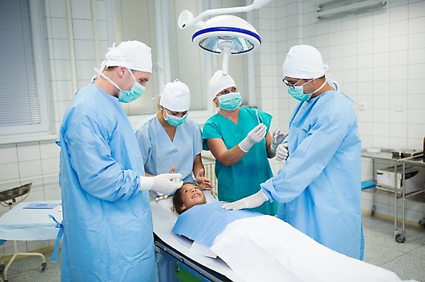 포토 JPG 서양인 외국인 여자 남자 어린이 중년 50대 의학 실내 병원 마스크 서기 여러명 상반신 20대 성인 앞모습 옆모습 30대 눕기 환자 의사 수술 수술복 수술실 수술대 국내포토 뷰포인트 다수 모션 사람 인종 청년 내부 치료 장년 의료진 가운 파일형식