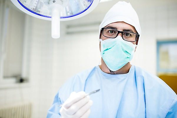 포토 JPG 서양인 외국인 남자 안경 의학 실내 병원 마스크 한명 상반신 성인 앞모습 아웃포커스 30대 의사 수술 수술복 수술실 메스 국내포토 1 잡화 뷰포인트 촬영기법 사람 인종 내부 장년 의료진 가운 수술도구 파일형식